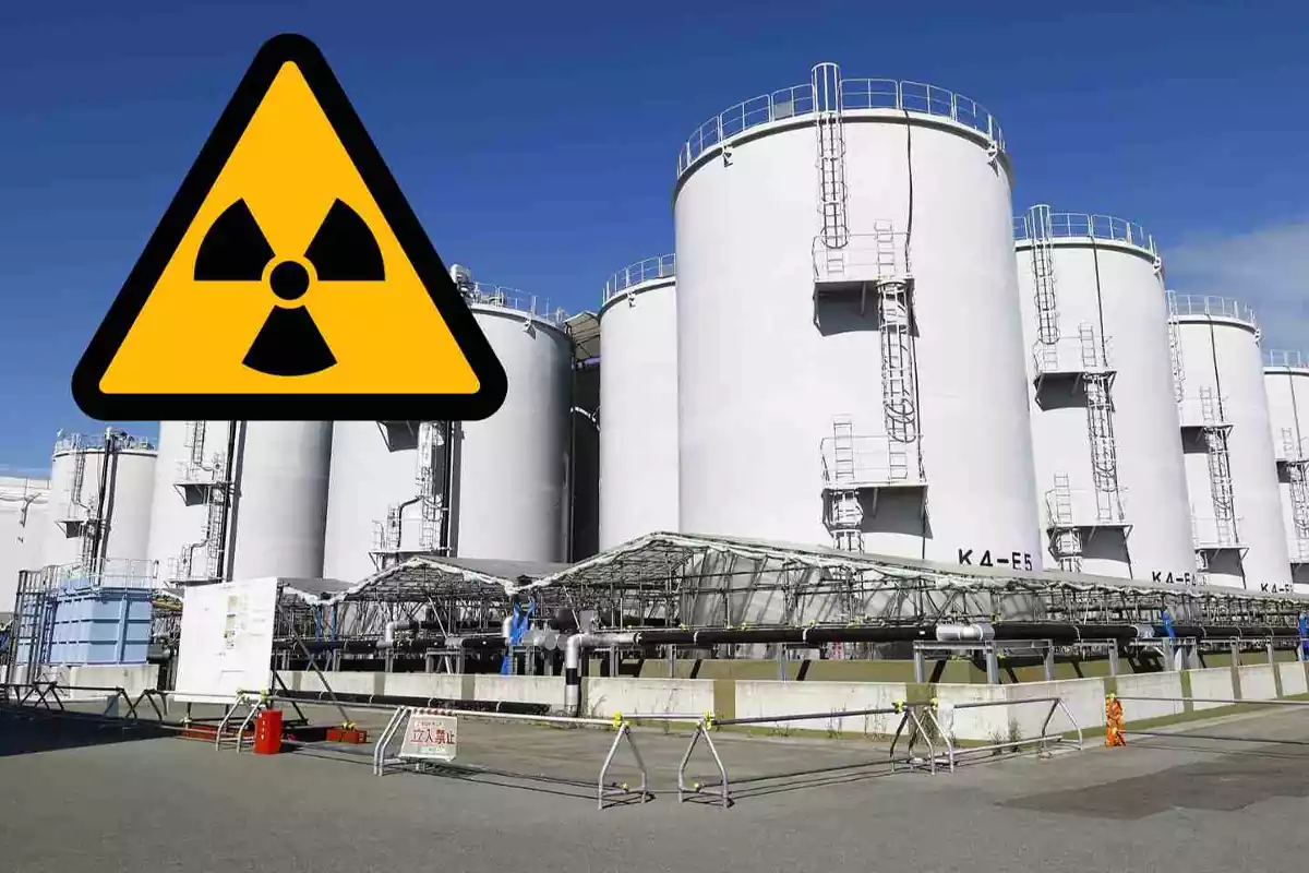 Central nuclear de Fukushima con un símbolo nuclear