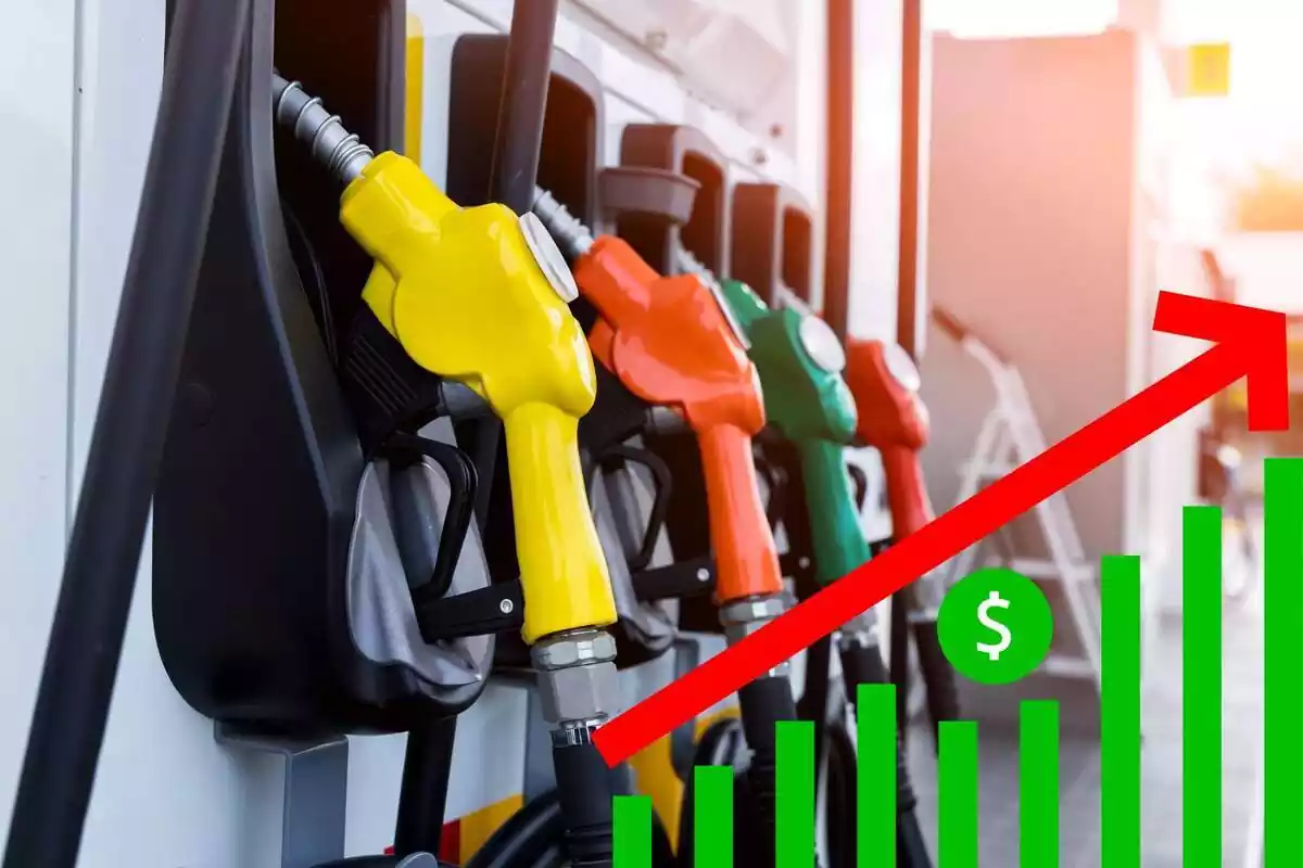 Surtidor de gasolina con precios subiendo