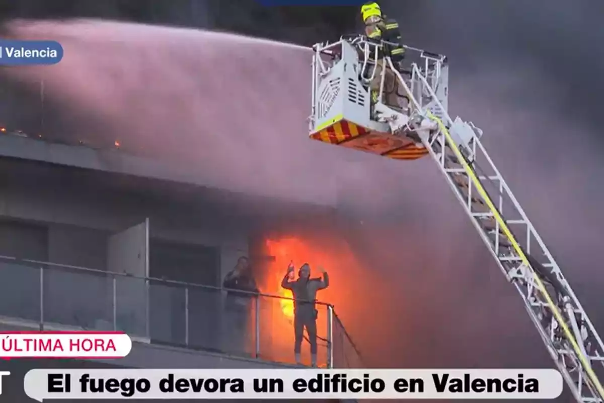 Los bomberos intentan rescatar a un padre y a su hijo del edificio en llamas en Valencia