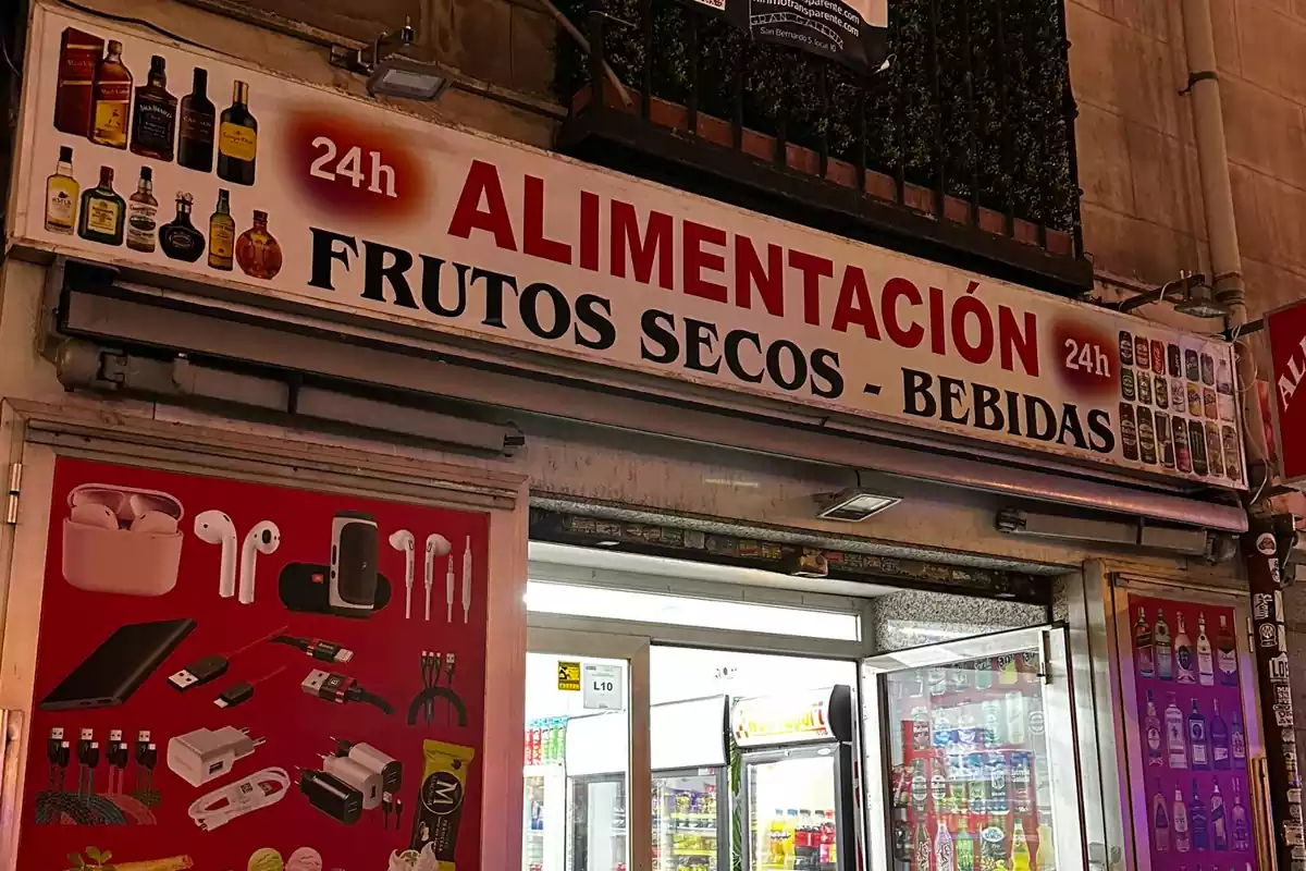 Tienda de alimentación en Madrid con el logo del canal 24 horas de RTVE