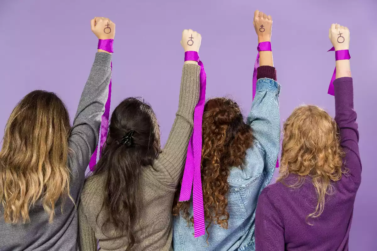 Mujeres levantando el puño celebrando el 8M