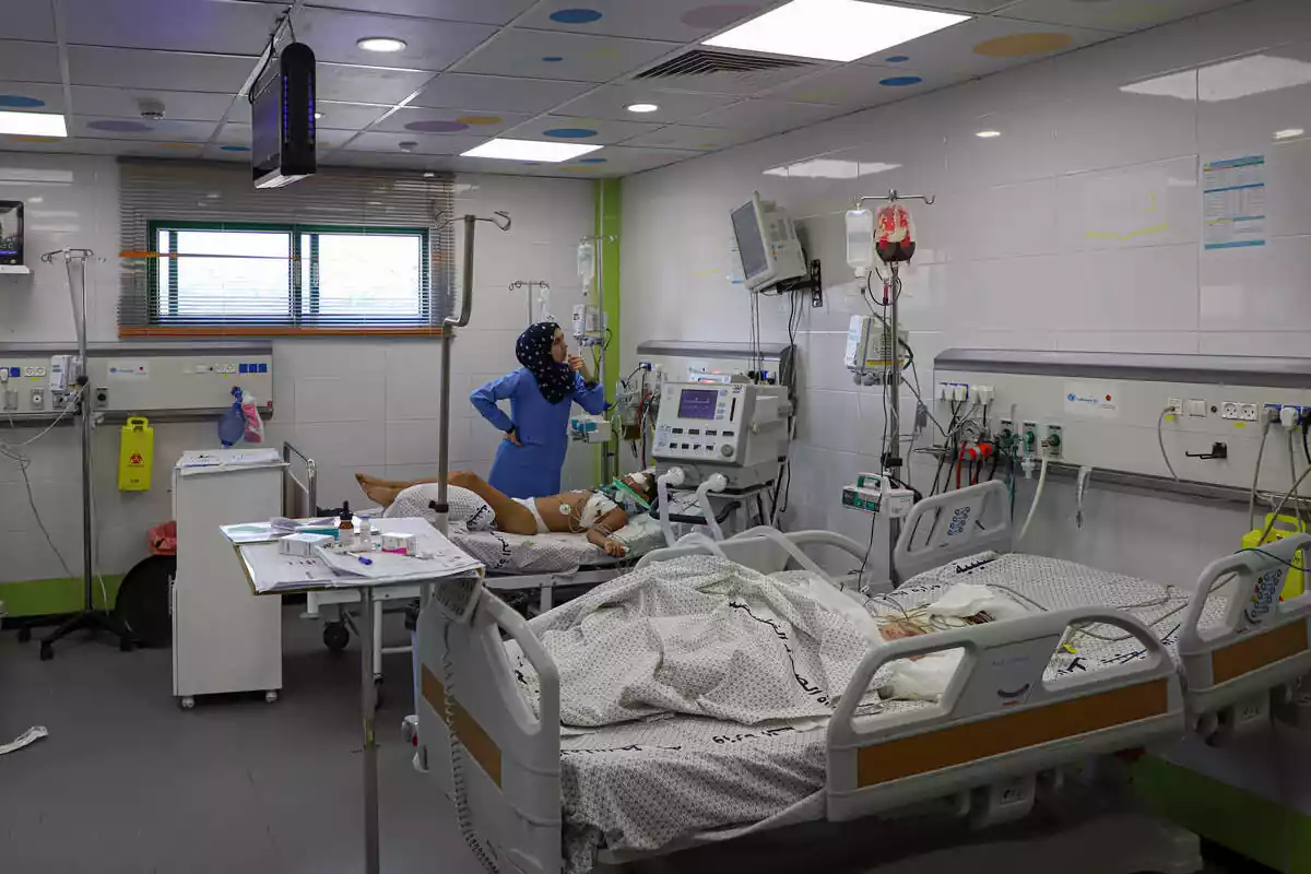Hospital de Gaza con una enfermera y dos paciente en las camas