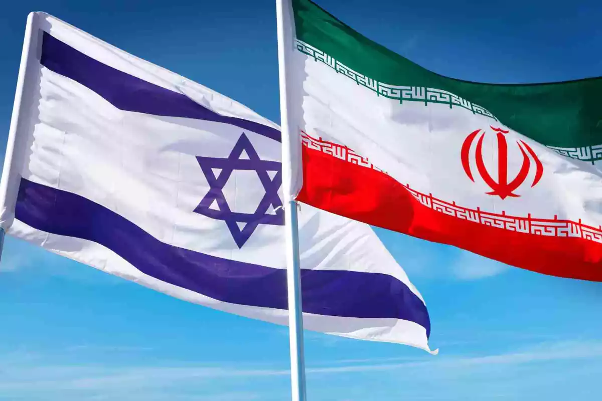 Banderas de Israel e Irán ondeando sobre un cielo azul
