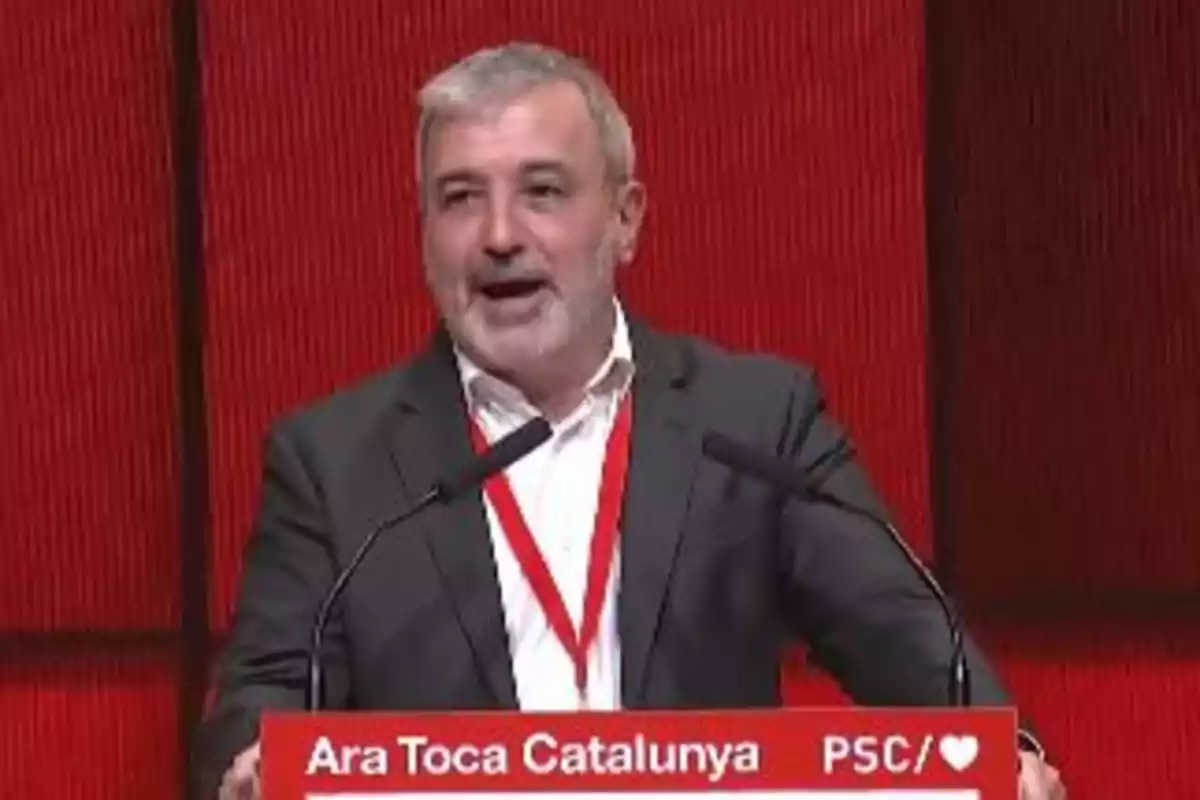 Jaume Colloni alcalde de Barcelona interviniendo en el 15 Congreso del PSC