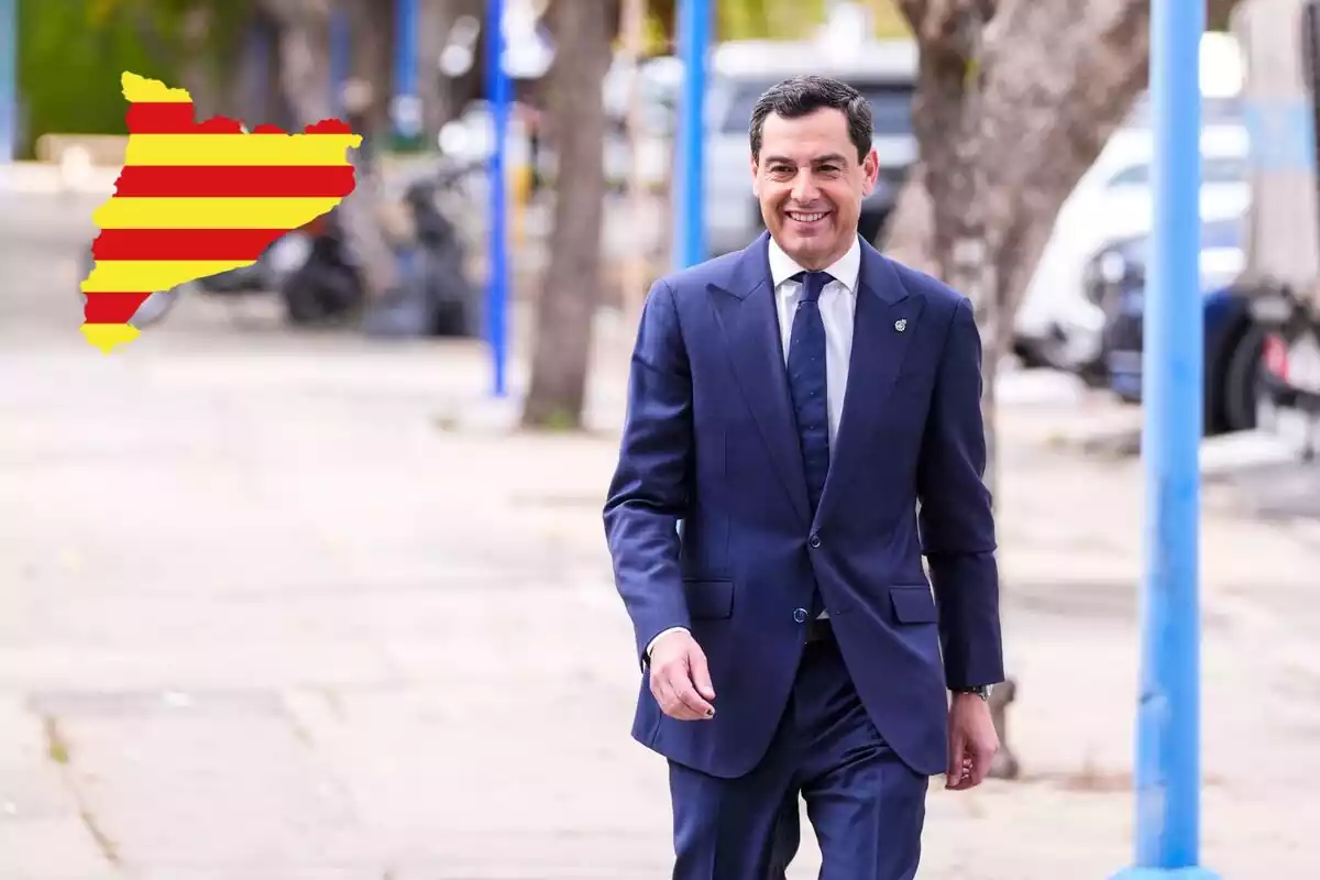 Juanma Moreno con un símbolo de Cataluña