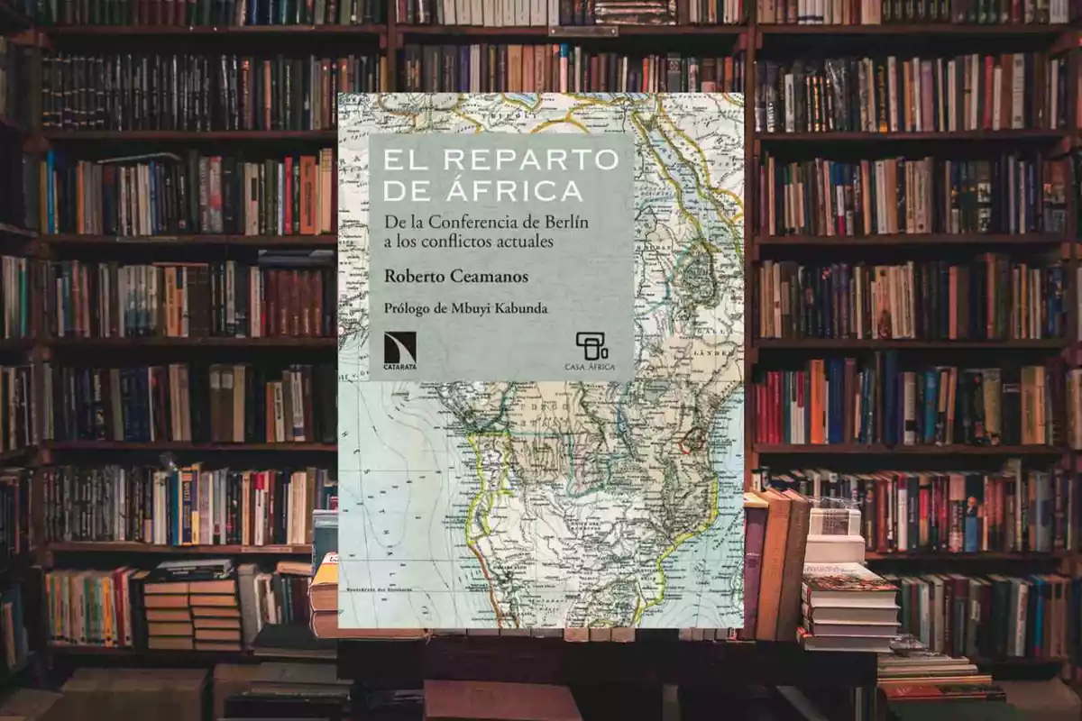 Fotomontaje de una biblioteca con el libro 'El reparto de África'