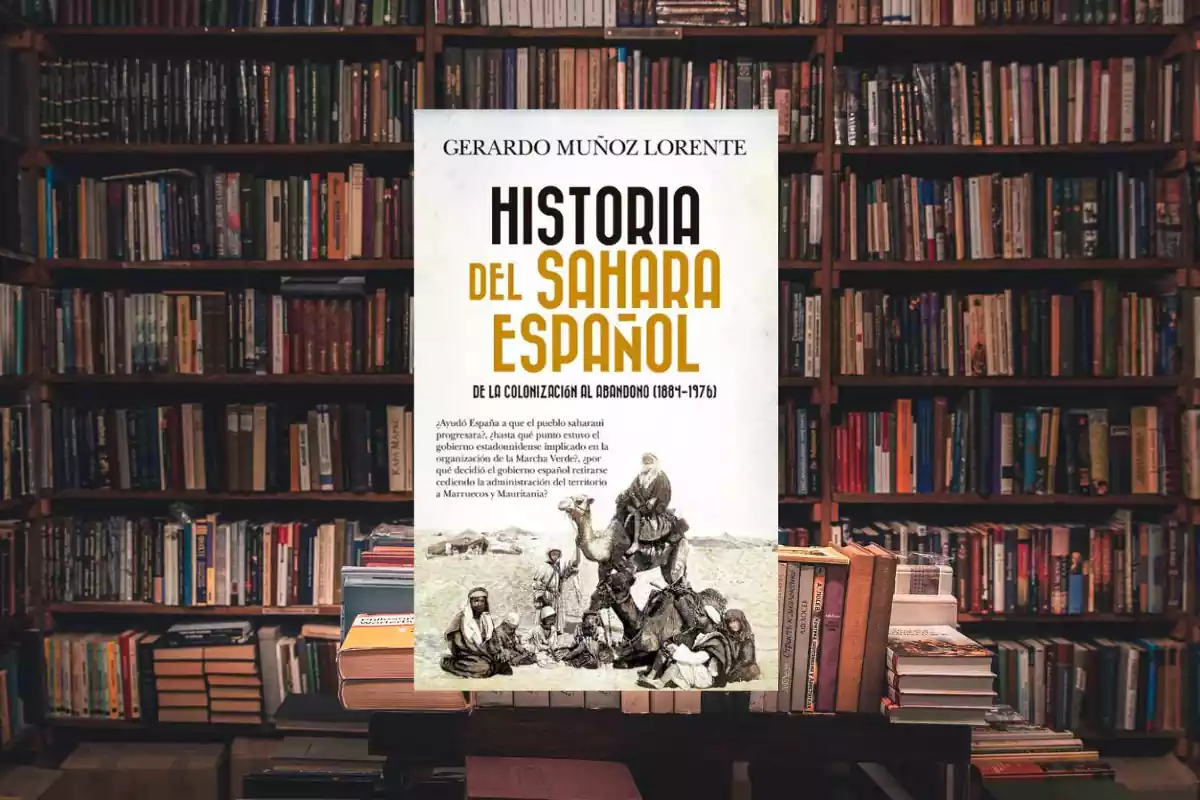 Una biblioteca con el libro de 'Historia del Sáhara español' en el centro