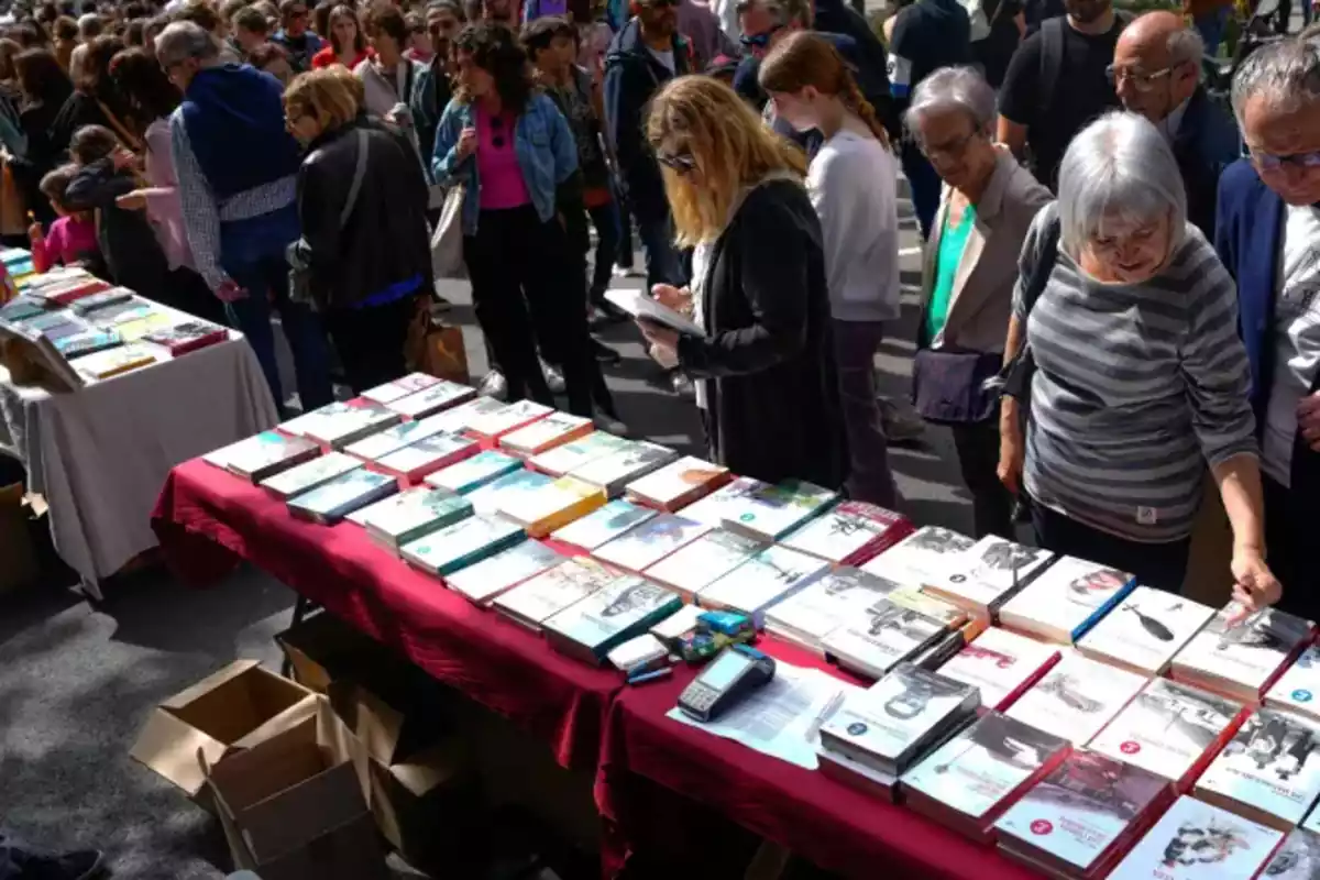 Un puesto de venta de libros en Sant Jordi