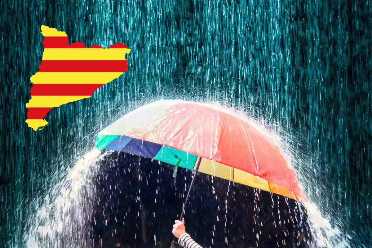 Una fotografía de un paraguas con mucha lluvia y la bandera de Cataluña