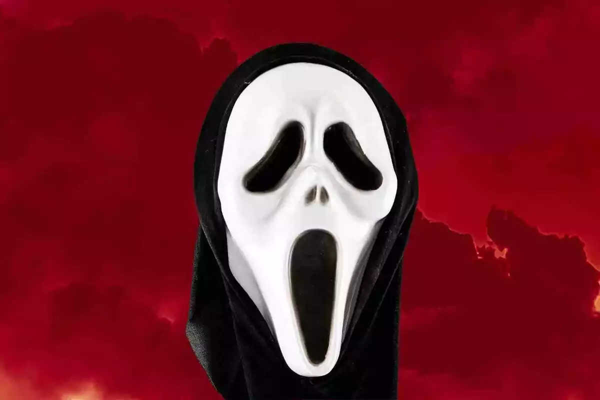 Máscara de Scream sobre un fondo rojo