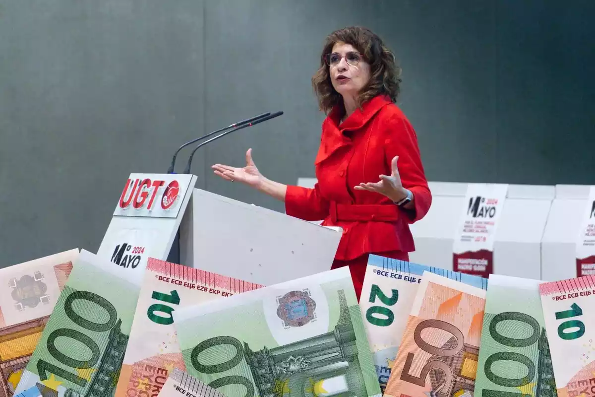 La vicepresidenta primera y ministra de Hacienda, María Jesús Montero, con dinero
