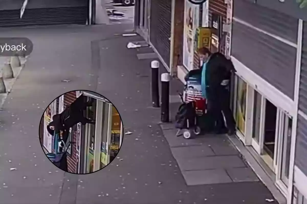 Mujer frente a una tienda que acaba por los aires