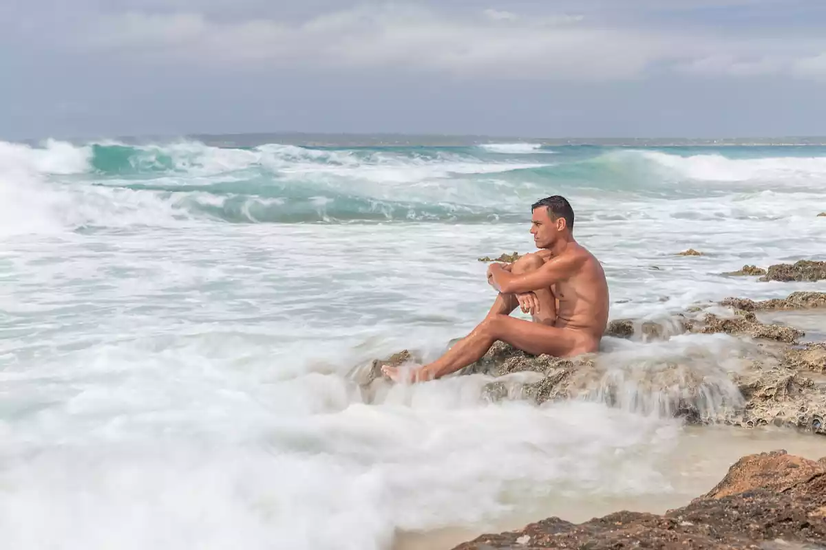 Un hombre toma el sol en una playa nudista