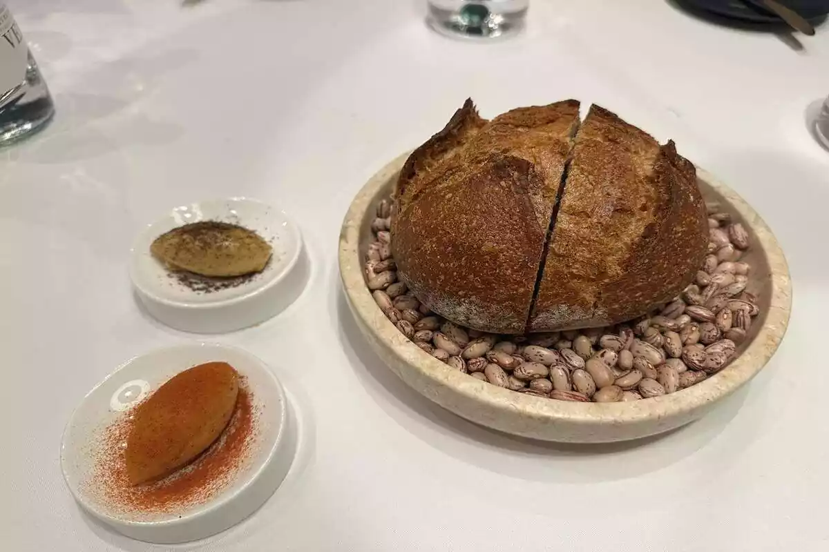 Pan de masa madre con dos mantequillas distintas