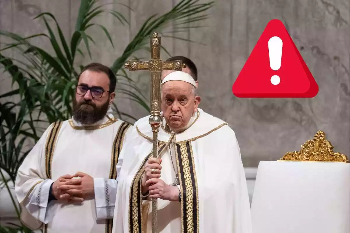 El Papa Francisco con un símbolo de alerta