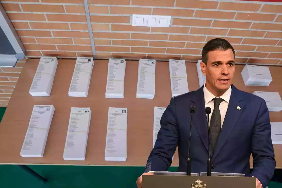 Fotomontaje de Pedro Sánchez con las papeletas de las elecciones del 23J detrás