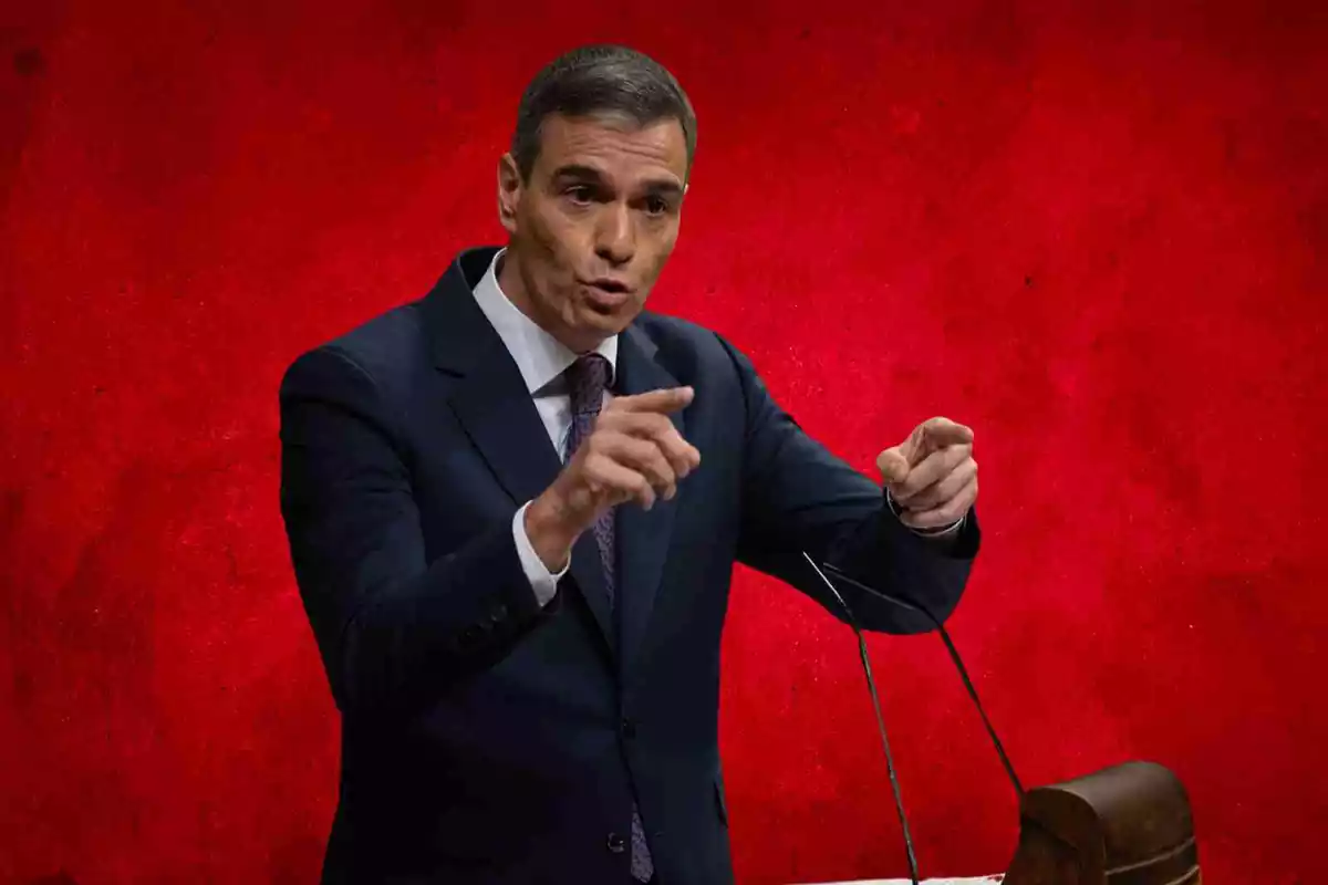 El presidente del Gobierno, Pedro Sánchez, sobre un fondo rojo