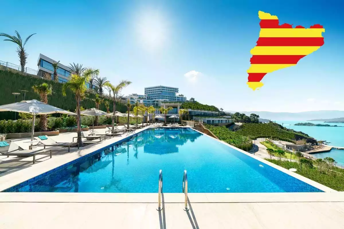 Imagen de una piscina con un símbolo de Cataluña