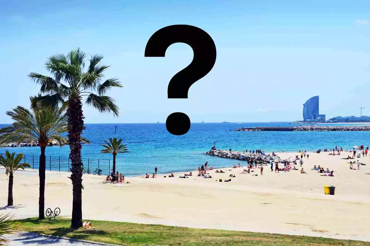 Una playa de Barcelona en un fotomontaje con un símbolo de interrogante