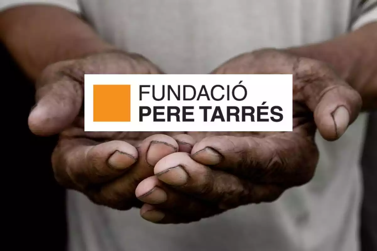 Manos sosteniendo el logo de Fundació Pere Tarrés