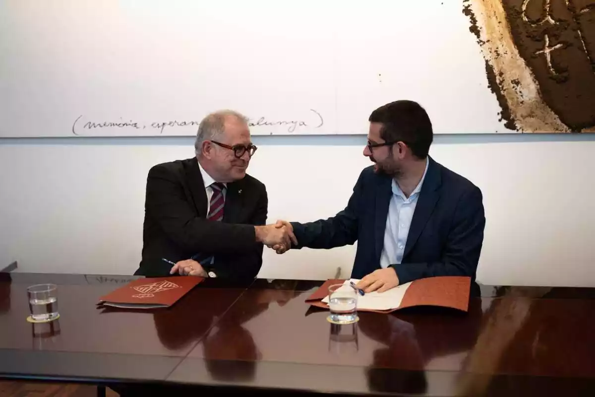 El teniente de alcalde de Economía, Jordi Valls, y el portavoz de ERC, Jordi Castellana, firman el pacto para el Presupuesto de 2024
