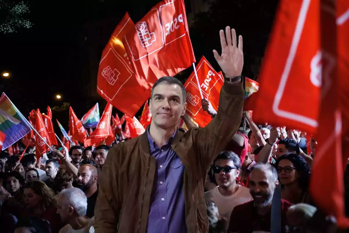 SImpatizantes del PSOE con Pedro Sánchez en el centro