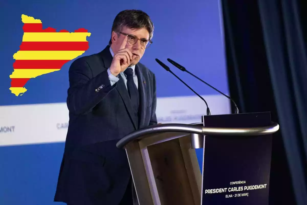 Carles Puigdemont con una imagen de Cataluña