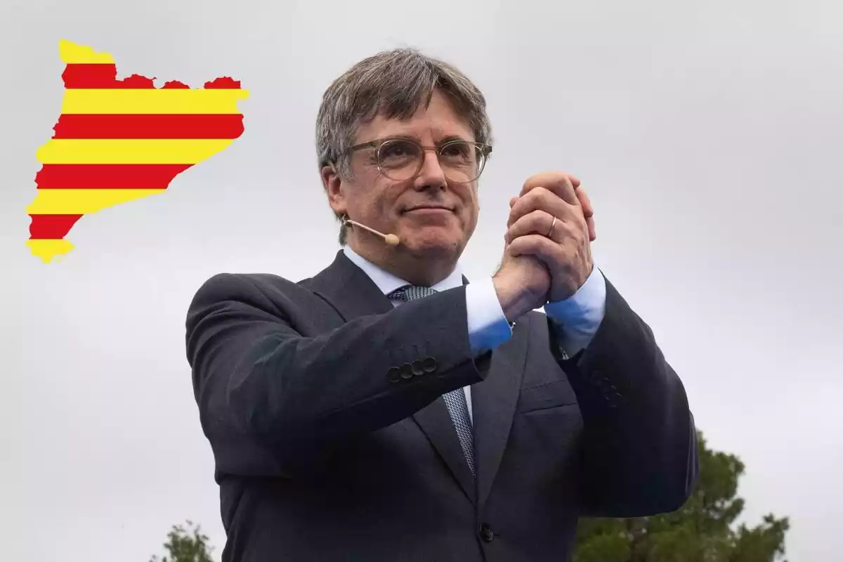 Carles Puigdemont con una imagen de Cataluña