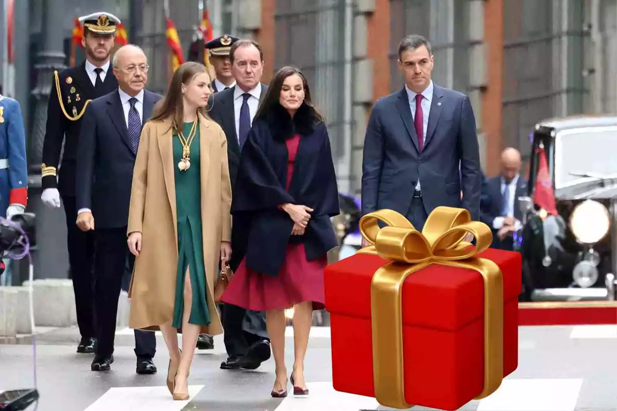 Fotomontaje de Pedro Sánchez con la Reina Letizia, la Princesa Leonor y un regalo