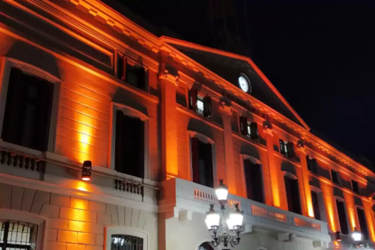 Ayuntamiento de Sabadell con la fachada de color naranja