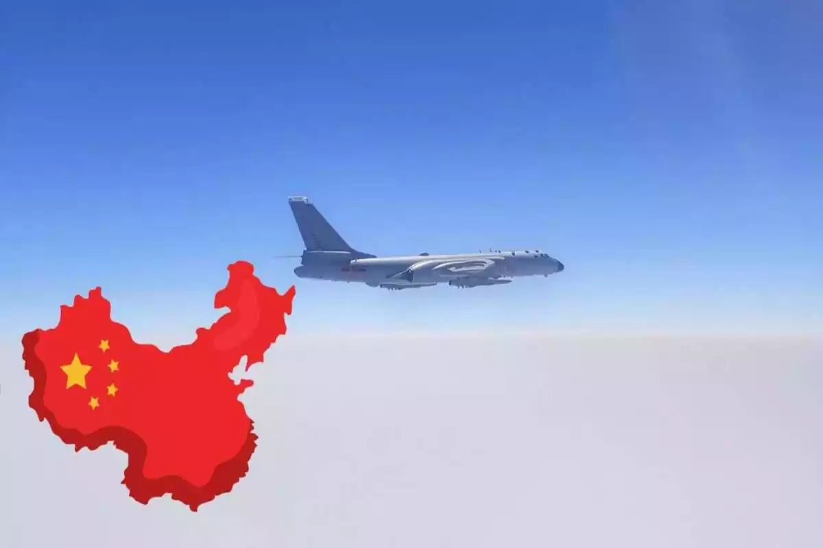 Fotomontaje de un avión de la Fuerza Aérea China con una bandera de China