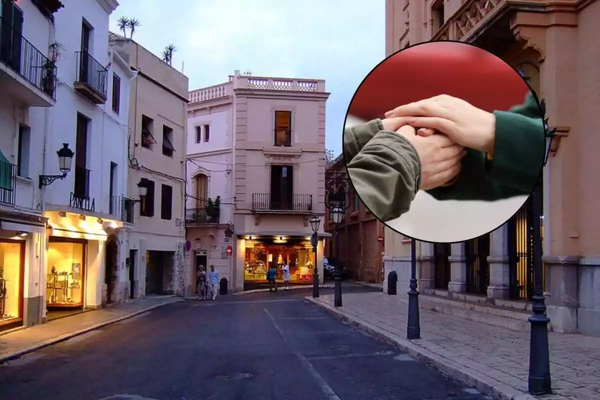 Calle de Sitges junto con una imagen de dos manos juntas