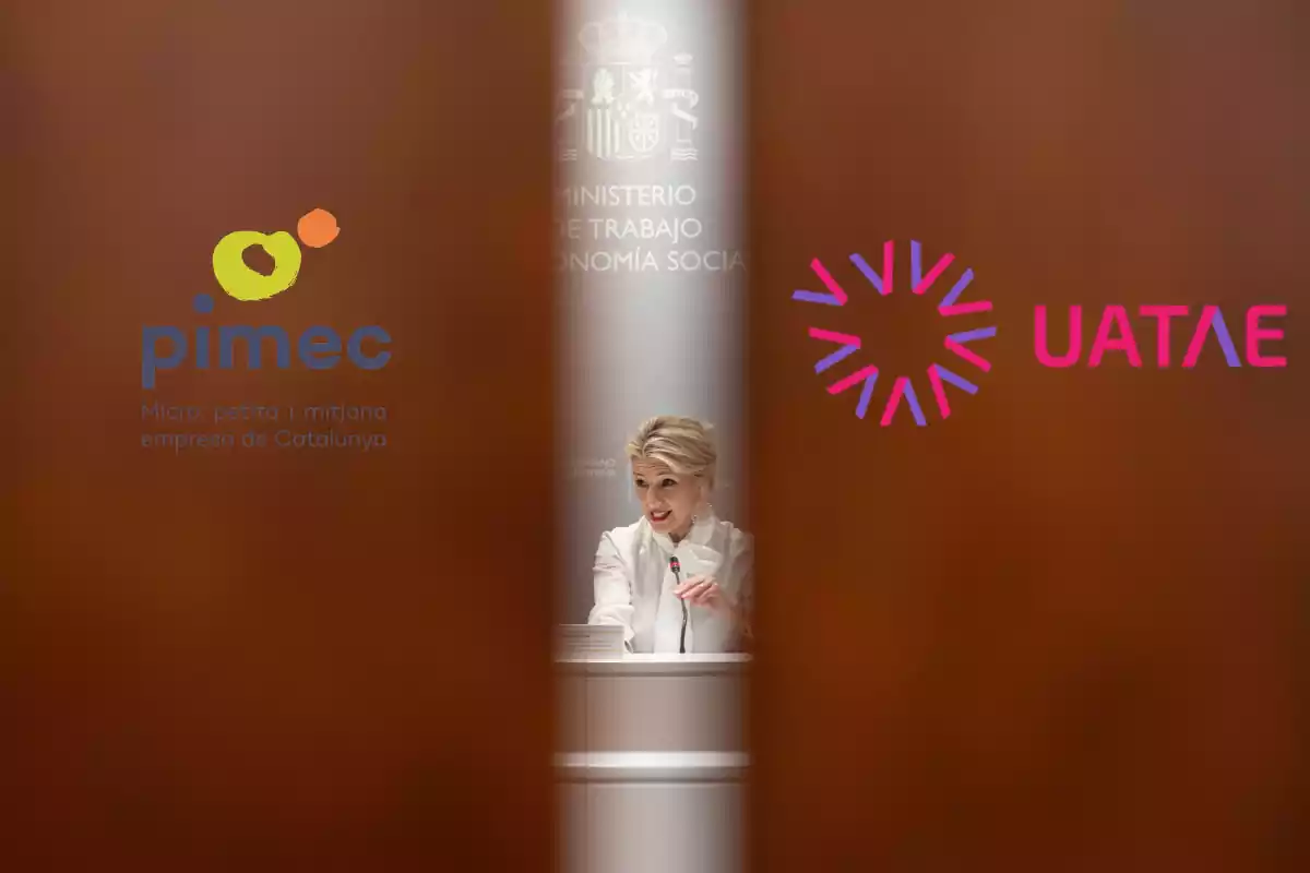 Yolanda Díaz rodeada por los logos de Pimec y Uatae
