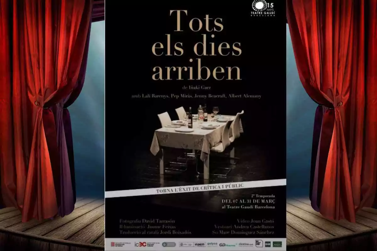 Un teatro con el cartel de la obra 'Tots els dies arriben'