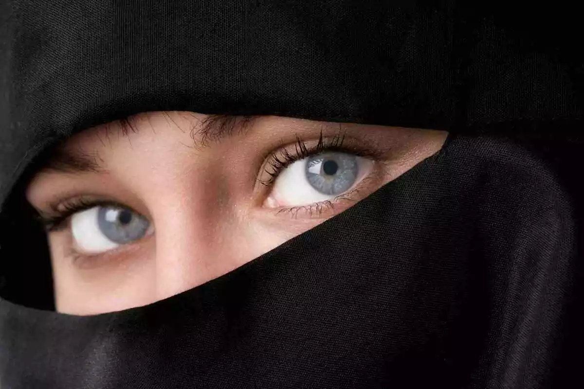 Una mujer con un niqab en Francia
