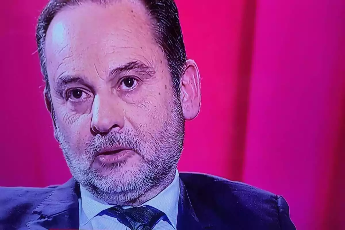Ábalos emocionado mientras habla de su salida del PSOE
