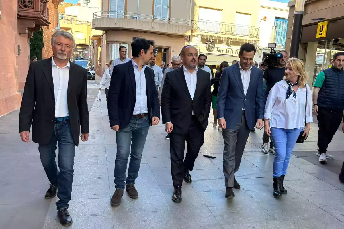 Los líderes del PP paseando por Viladecans
