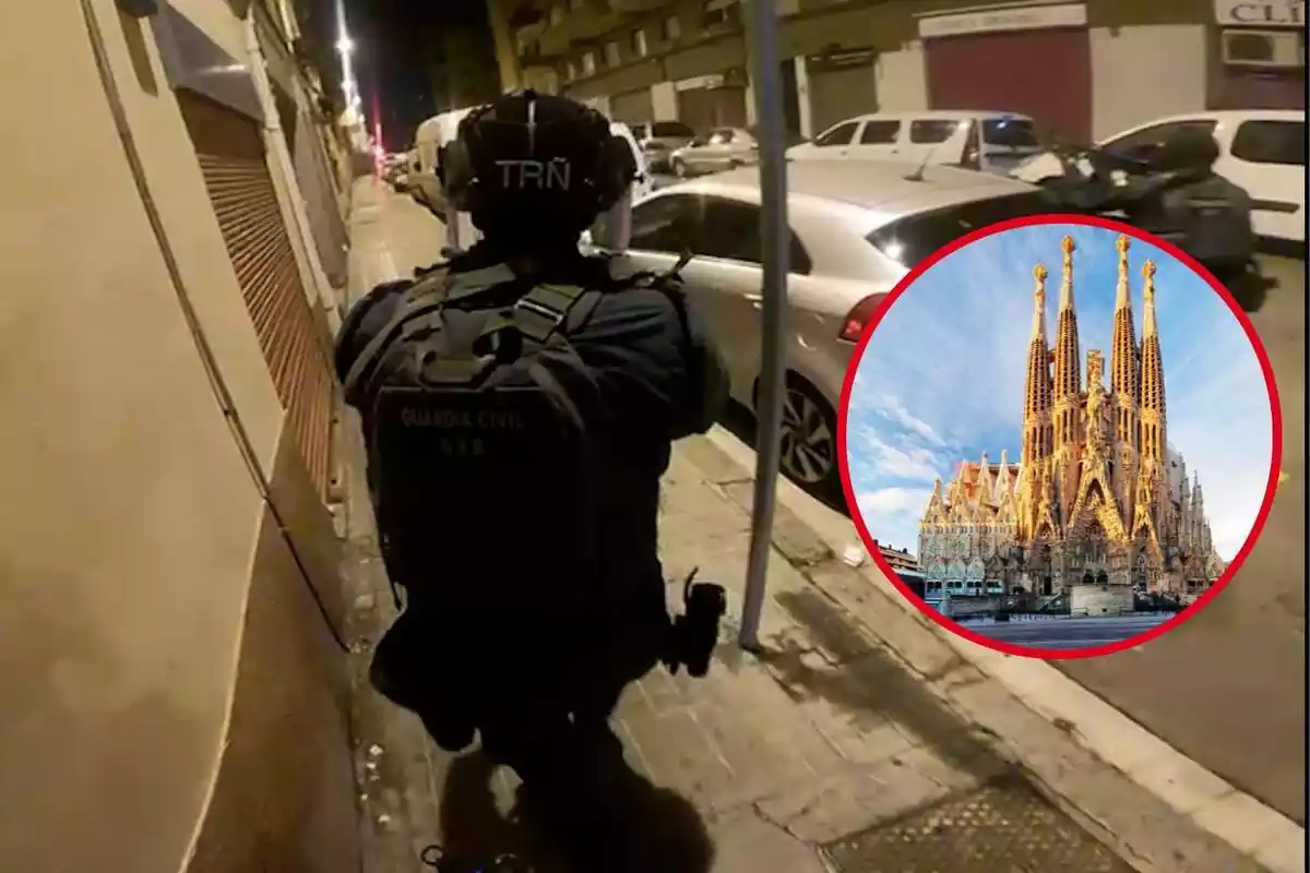 Guardia Civil en la calle junto a una imagen de Barcelona