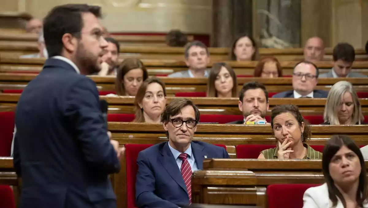 Políticos en el Parlament de Cataluña